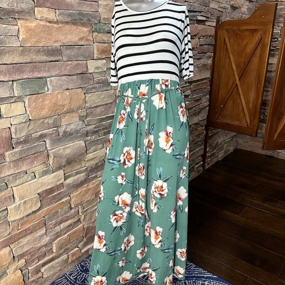Maxi Dress- Short Sleeve Tie Waist - Picture 2 of 8